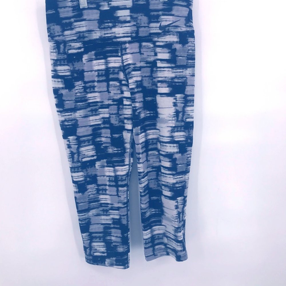 NWOT black grey white print capri legging
